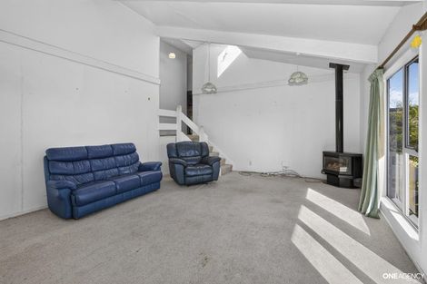 Photo of property in 129 Gloaming Hill, Titahi Bay, Porirua, 5022