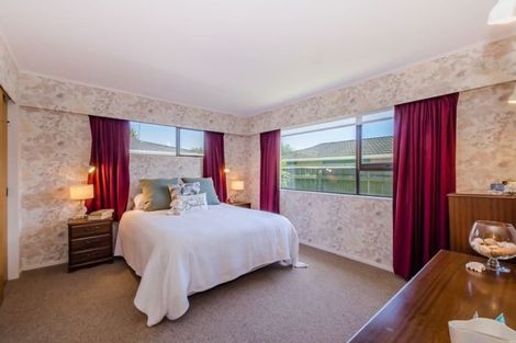 Photo of property in 6 Rewarewa Crescent, Waikanae, 5036