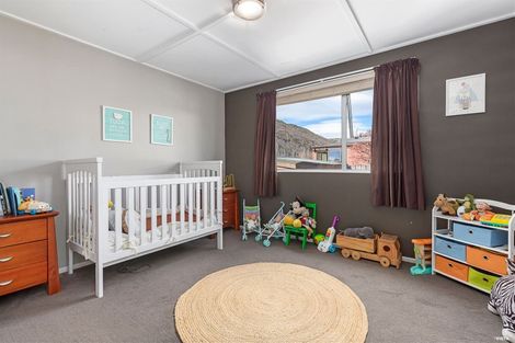 Photo of property in 16 Daveys Place, Arrowtown, 9302