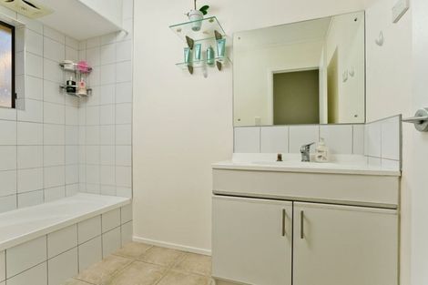 Photo of property in 1/9 Lancelot Place, Glenfield, Auckland, 0629