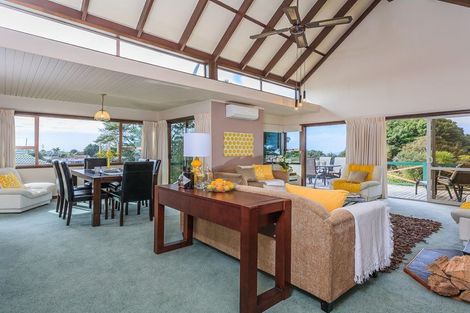 Photo of property in 37 Sunset Road, Totara Vale, Auckland, 0632