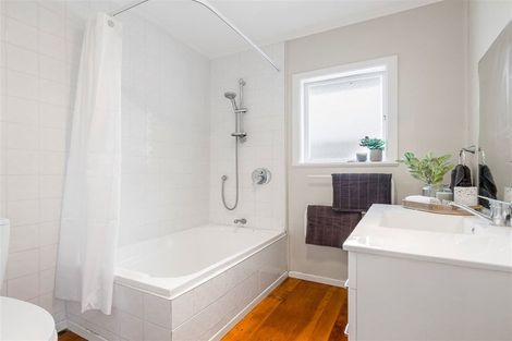 Photo of property in 11 Lynden Avenue, Hillcrest, Auckland, 0627