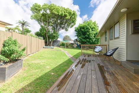 Photo of property in 17 Foyle Place, Glendene, Auckland, 0602