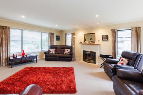 Photo of property in 24 Johnstone Drive, Fitzherbert, Palmerston North, 4410