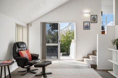 Photo of property in 2/132 East Coast Road, Forrest Hill, Auckland, 0620