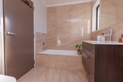Photo of property in 115 Amesbury Drive, Churton Park, Wellington, 6037