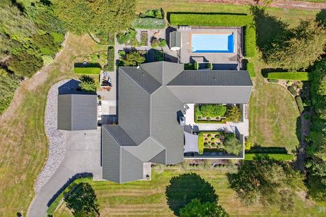 Photo of property in 10 Fairway Drive, Martinborough, 5711