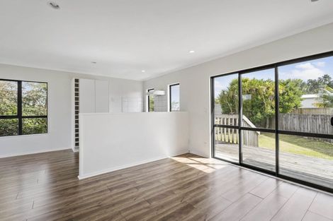 Photo of property in 3 Phelps Place, Glendene, Auckland, 0602