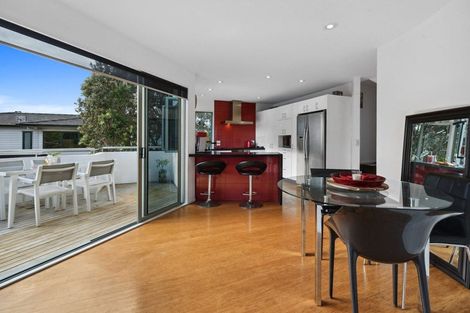 Photo of property in 2/89 Knights Road, Rothesay Bay, Auckland, 0630