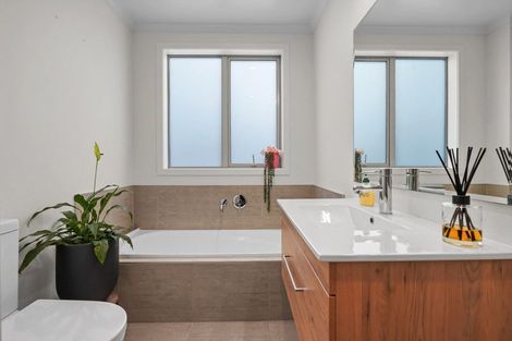 Photo of property in 5 Sauterne Road, Kumeu, 0810