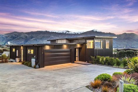 Photo of property in 33 Kirimoko Crescent, Wanaka, 9305