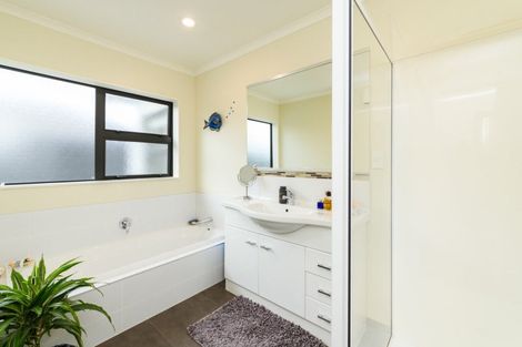 Photo of property in 4a Silkwood Place, Fitzherbert, Palmerston North, 4410