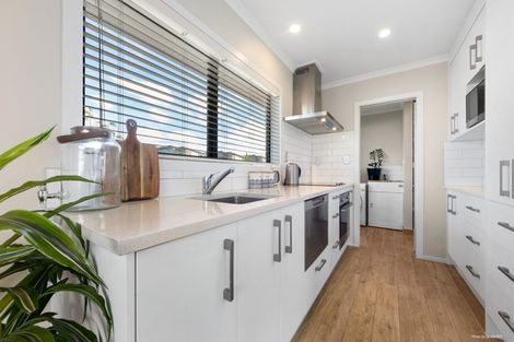 Photo of property in 35a Awaroa Road, Sunnyvale, Auckland, 0612