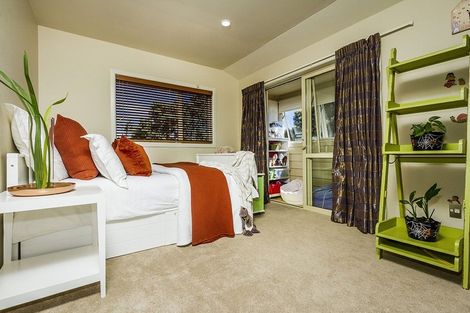 Photo of property in 25 Ocean View Road, Milford, Auckland, 0620