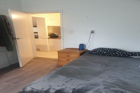 Photo of property in 15 Barker Rise, Northcross, Auckland, 0632