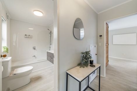 Photo of property in 66 Woodhouse Avenue, Karori, Wellington, 6012