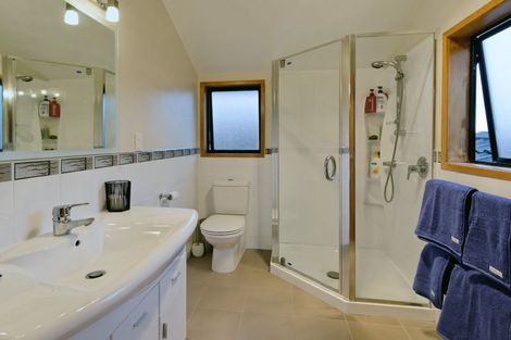 Photo of property in 8a Woodfern Crescent, Titirangi, Auckland, 0604