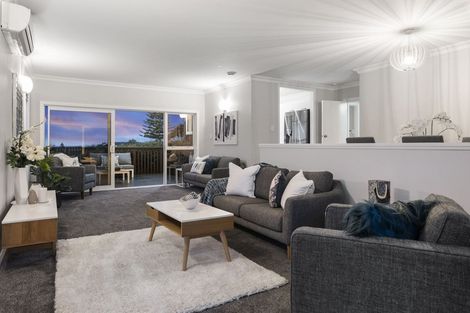 Photo of property in 2/52 Maxwelton Drive, Mairangi Bay, Auckland, 0630