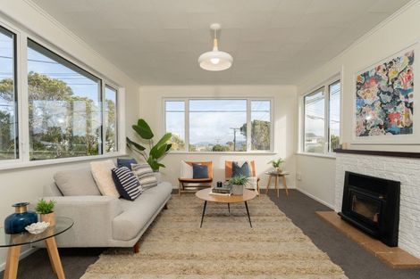 Photo of property in 8 Brooker Grove, Newlands, Wellington, 6037