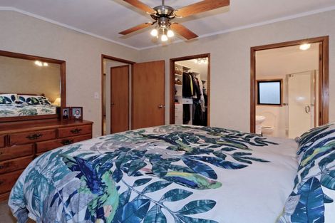 Photo of property in 8a Woodfern Crescent, Titirangi, Auckland, 0604