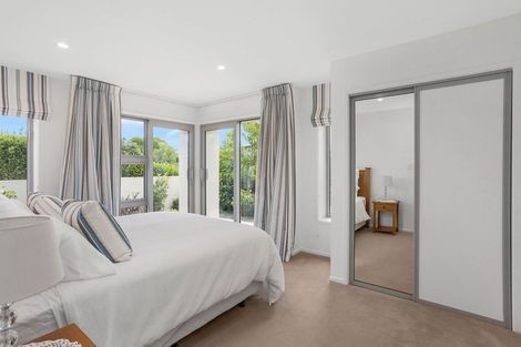 Photo of property in 32 Drayton Drive, Mount Pleasant, Christchurch, 8081