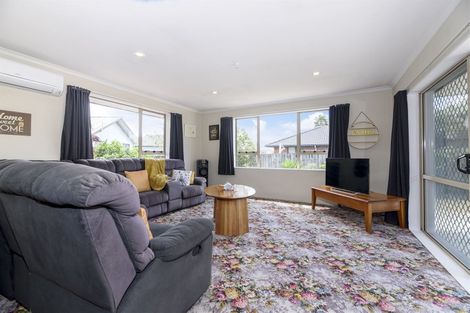Photo of property in 8 Woodbank Drive, Glen Eden, Auckland, 0602