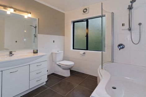 Photo of property in 8a Woodfern Crescent, Titirangi, Auckland, 0604