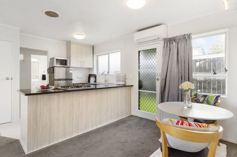 Photo of property in 2/94 Lynwood Road, New Lynn, Auckland, 0600