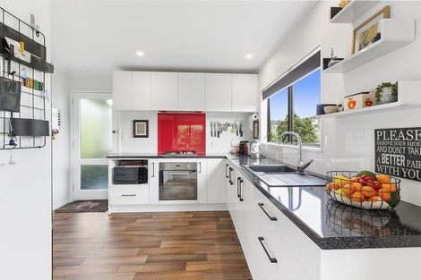 Photo of property in 6 Sasanqua Way, Crofton Downs, Wellington, 6035