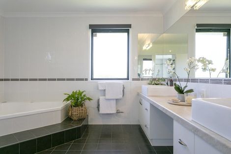 Photo of property in 71 Loch Views Road, Acacia Bay, Taupo, 3385