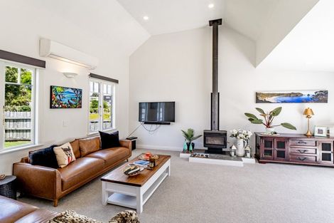 Photo of property in 38 Waiwaka Terrace, Strandon, New Plymouth, 4312