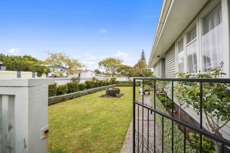 Photo of property in 28 Grenville Street, Marfell, New Plymouth, 4310