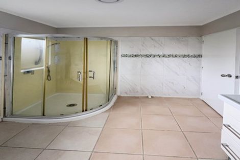 Photo of property in 4/520 Don Buck Road, Westgate, Auckland, 0614