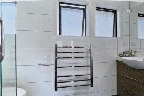 Photo of property in 2/55 Manhattan Heights, Glendene, Auckland, 0602