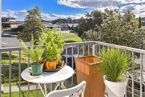 Photo of property in 2/1 John Jennings Drive, Oteha, Auckland, 0632