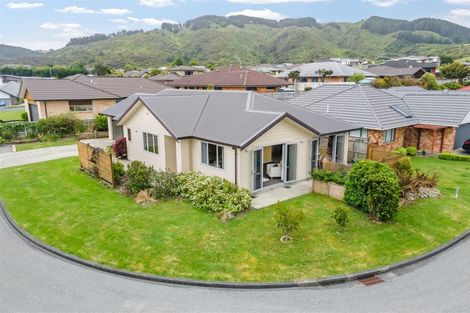 Photo of property in 16 Mcewen Crescent, Riverstone Terraces, Upper Hutt, 5018
