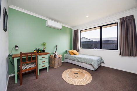 Photo of property in 35 Chestnut Close, Kelvin Grove, Palmerston North, 4414