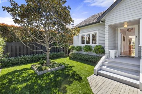 Photo of property in 1/118 Victoria Road, Devonport, Auckland, 0624