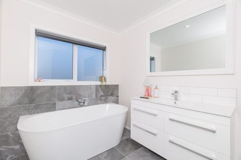 Photo of property in 33 Rochdale Drive, Churton Park, Wellington, 6037