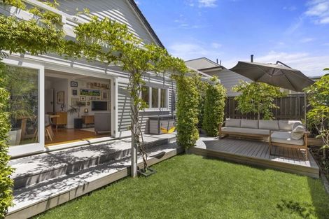 Photo of property in 1/118 Victoria Road, Devonport, Auckland, 0624