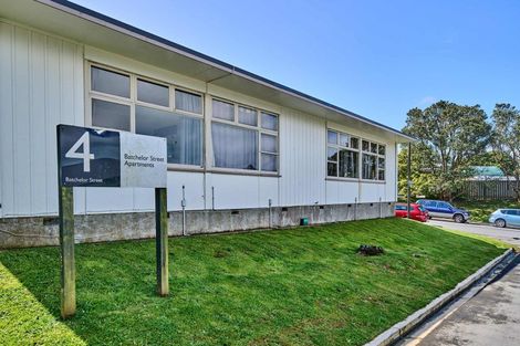 Photo of property in Batchelor Street Flats, 2-16 Batchelor Street, Newlands, Wellington, 6037