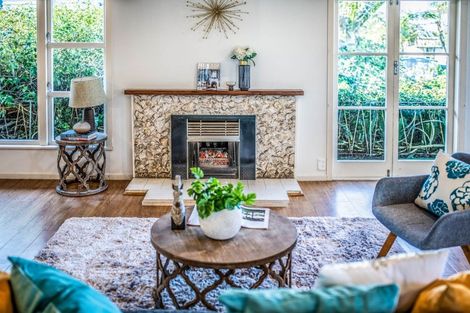 Photo of property in 10 Edgeworth Road, Glenfield, Auckland, 0629