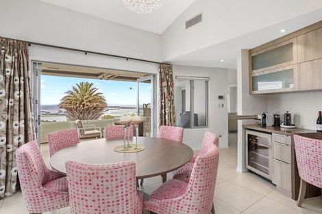 Photo of property in 32 Drayton Drive, Mount Pleasant, Christchurch, 8081