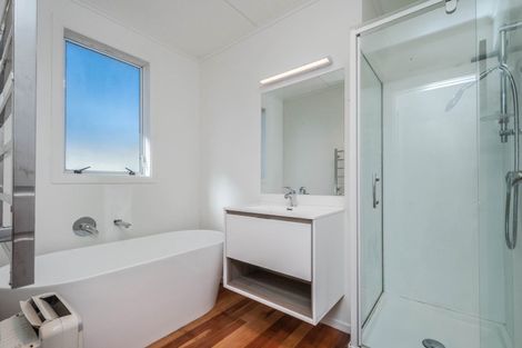 Photo of property in 27 Brooker Grove, Newlands, Wellington, 6037