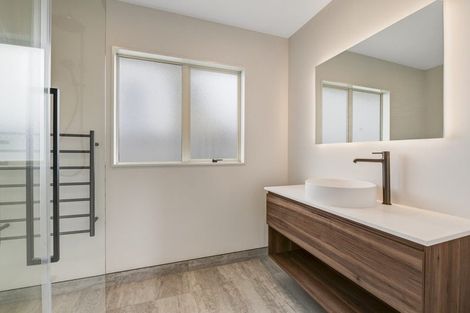 Photo of property in 2/2 Rook Place, Unsworth Heights, Auckland, 0632