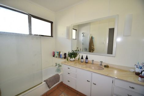 Photo of property in 24 Domain Crescent, Muriwai, Waimauku, 0881