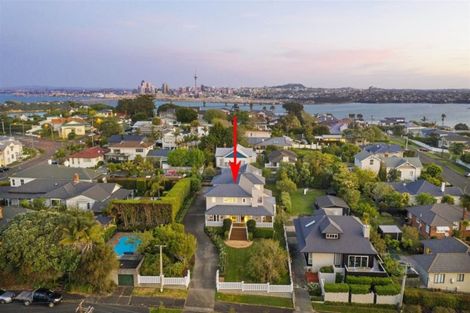 Photo of property in 2 Brassey Road, Birkenhead, Auckland, 0626