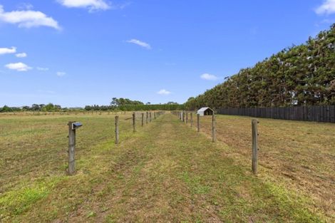 Photo of property in 102 Boord Crescent, Kumeu, 0891