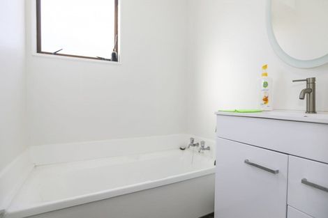 Photo of property in 8 Angeline Place, Massey, Auckland, 0614