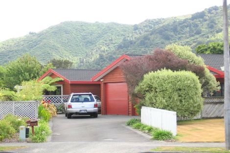 Photo of property in 14 Kingfisher Close, Brown Owl, Upper Hutt, 5018